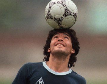 Maradona también la rompía con la pelota de rugby: así pateaba con la ovalada