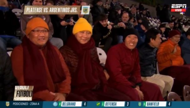 Insólito: un grupo de monjes tibetanos viajó desde la India y alentó a Platense en el clásico ante Argentinos