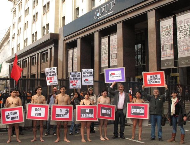 Sorpresa en la AFIP por una insólita protesta al desnudo