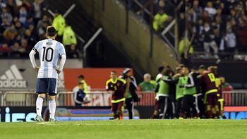 El 10 mira frustrado el festejo venezolano ante un Monumental impávido El 10 mira frustrado el festejo venezolano ante un Monumental impávido