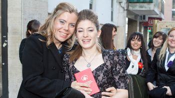 la discriminan por tener dos mamas la discriminan por tener dos mamas