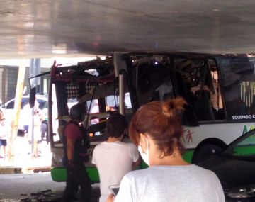 Ciudad: un colectivo de la línea 114 quedó incrustado en el Viaducto Mitre