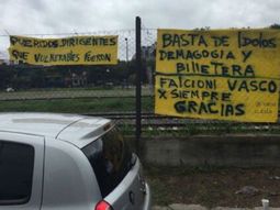 boca hierve: hinchas colgaron banderas contra la dirigencia boca hierve: hinchas colgaron banderas contra la dirigencia