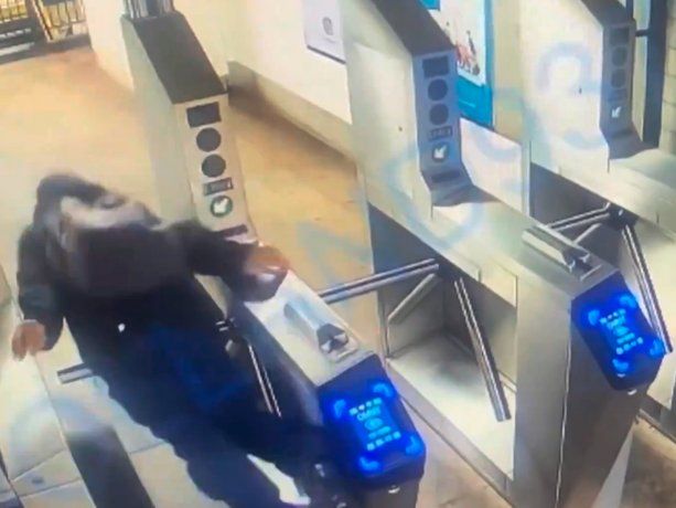 Un hombre se quebró el cuello y murió al saltar un molinete en el subte de Nueva York