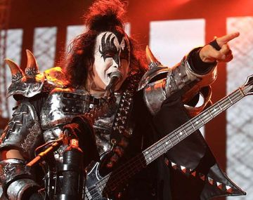 Tremenda caída del bajista de Kiss en pleno show
