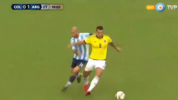 el golpe de cardona sobre mascherano que el arbitro no vio el golpe de cardona sobre mascherano que el arbitro no vio