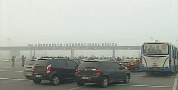 Caos en el acceso al aeropuerto de Ezeiza por un piquete de empleados de LAN