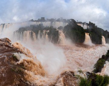 Una impresionante crecida del río Iguazú obliga a cerrar la Garganta del Diablo