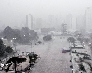 Un fugaz pero fuerte temporal con granizo afectó gran parte del conurbano bonaerense