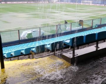 La Bombonera está pasada por agua