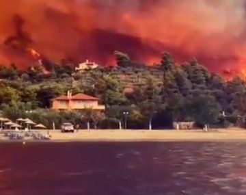 Grecia: luchan por salvar a una isla de un incendio