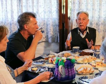 Mauricio Macri tomando el te de forma casual