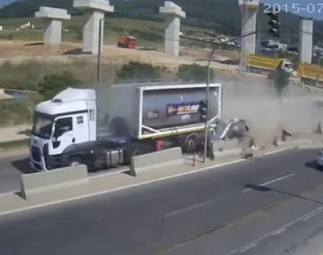 Camión destrozó auto: ocupantes se salvaron