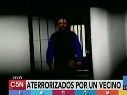 Un vecino esquizofrénico los insulta