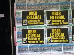 Afiches de taxistas ahora dicen que Uber es legal