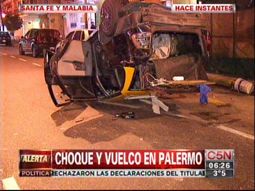 Palermo: chocaron dos taxis y uno de ellos volcó