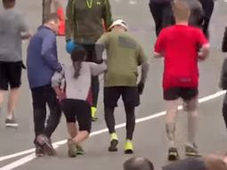 Los dos héroes que socorrieron a la mujer Los dos héroes que socorrieron a la mujer