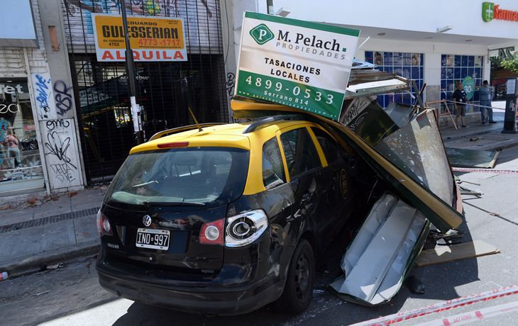 Un taxi se incrustó contra un puesto de diarios y revistas