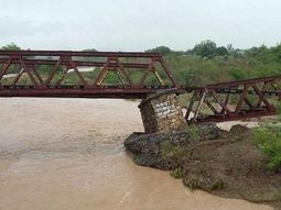 El puente Villa Los Sauces cedió debido a las lluvias intensas que afectan a Salta. El puente Villa Los Sauces cedió debido a las lluvias intensas que afectan a Salta.