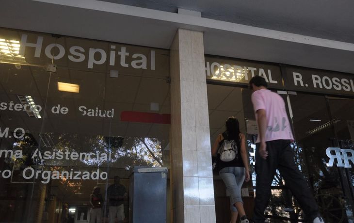 Se cortó la luz en el quirófano y lo operaron con la linterna del celular: murió