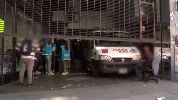 Imputaron a la banda que usaba una ambulancia para transportar pantuflas en cuarentena