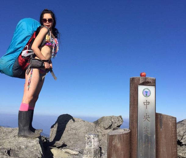 Una famosa montañista intentó sacarse una foto y murió tras caer a una grieta