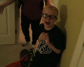 El chico se largó a llorar porque sus padres le gritaban