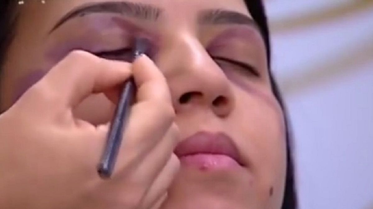 Un canal difundió un tutorial para enseñar a mujeres a maquillar los golpes