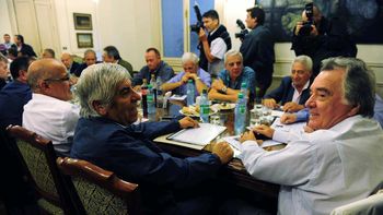 macri lo hizo: a partir del 22 de agosto habra una sola cgt macri lo hizo: a partir del 22 de agosto habra una sola cgt