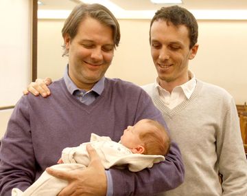 Inscribirán a un bebé hijo de dos papás nacido en la India