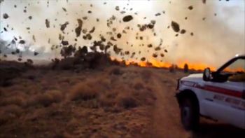 un video muestra el increible momento en el que un tornado se come un incendio