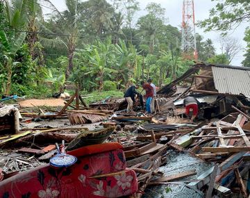 Ascienden a más de 200 los muertos por el tsunami en Indonesia