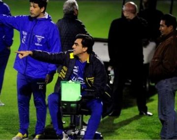 Insólito: el DT de Ecuador va al partido en muletas