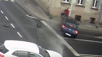 Una peatona se salvó gracias a un poste Una peatona se salvó gracias a un poste