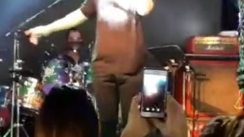 El cantante Pitty Murúa discutió con el público en pleno show El cantante Pitty Murúa discutió con el público en pleno show