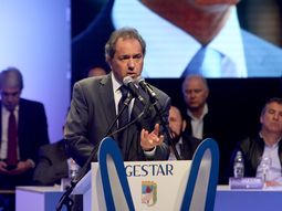 con el apoyo del peronismo, scioli lanzo las tres t: tierra, techo y trabajo con el apoyo del peronismo, scioli lanzo las tres t: tierra, techo y trabajo
