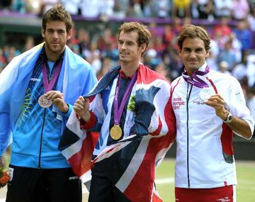 Juan Martin Del Potro (medalla de bronce), junto a Andy Murray (medalla de oro) y Roger Federer (medalla de plata) en el podio de Wimbledon de single masculino, en los juegos Olimpicos Londres 2012.