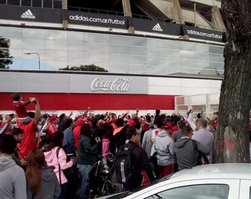 {altText(,#LaFinalEsEnElMonumental: el banderazo de los hinchas de River contra la Conmebol)}