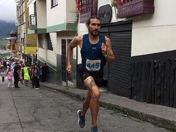 Escándalo con un corredor que pateó violentamente a un perro durante una competencia