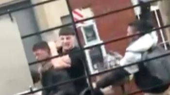 El delincuente quiso llevarse una moto pero los habitantes de la zona le dieron una paliza. El delincuente quiso llevarse una moto pero los habitantes de la zona le dieron una paliza.