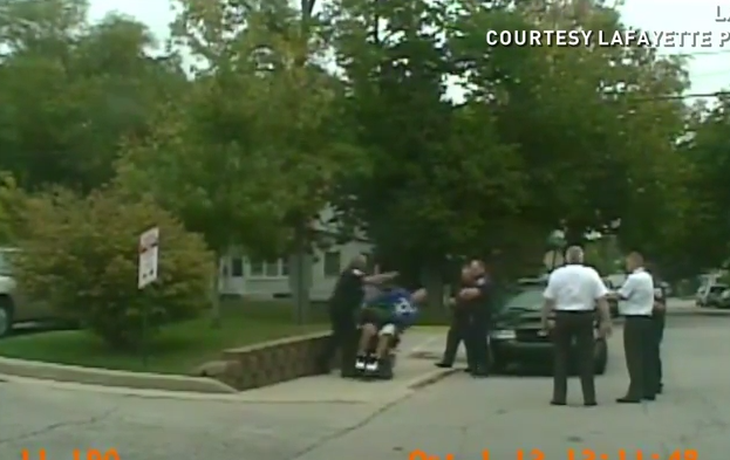 Indignación en EE.UU. por un policía qué maltrató a un discapacitado: mirá el video