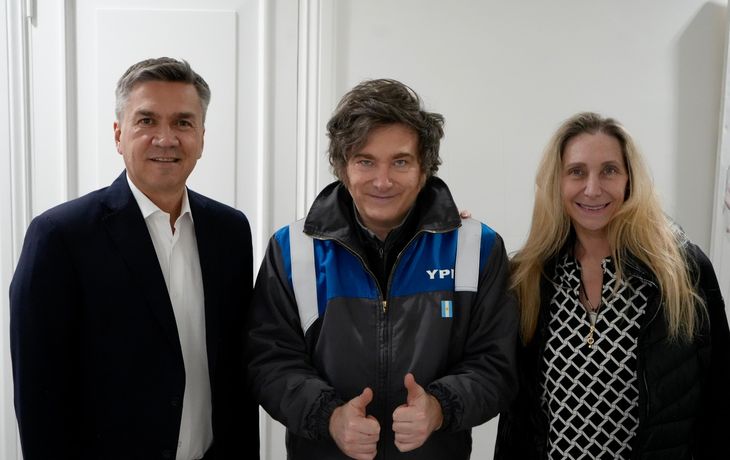 Con el mameluco de YPF, Javier Milei recibió en la Quinta de Olivos al gobernador del Chaco