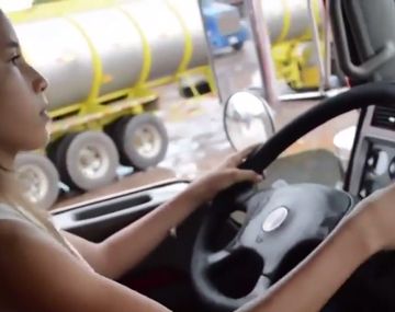 Nena de 12 años maneja camión con acoplado
