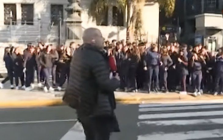 La reacción de un contingente de secundarios al vallado en el Congreso: Un desastre