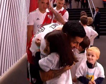Video: el emotivo abrazo entre Enzo Pérez y una nena hincha de River