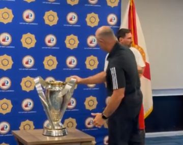 Messi llevó el trofeo de la MLS al Departamento de Policía de Fort Lauderdale