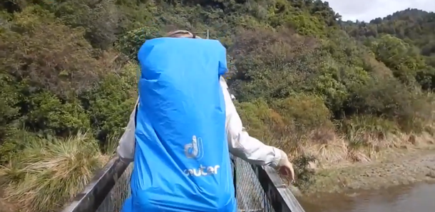 VIDEO: Mochileros cruzaban un puente, pero se rompió y cayeron