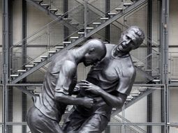 en francia piden sacar la estatua del cabezazo de zidane en francia piden sacar la estatua del cabezazo de zidane