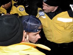 otra vez sopa: justin bieber y su padre fumaron marihuana en un avion otra vez sopa: justin bieber y su padre fumaron marihuana en un avion