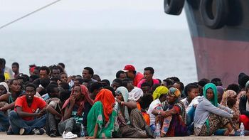 hallan al menos 13 muertos en un buque que trasladaba a unos 522 inmigrantes hallan al menos 13 muertos en un buque que trasladaba a unos 522 inmigrantes